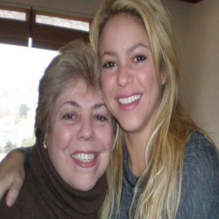 Nidia was wearing a black scaff with her daughter.